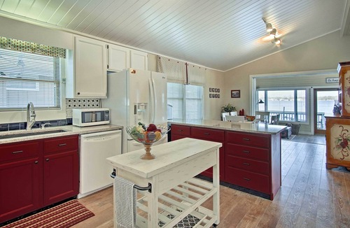 Fremont Cottage | Cheerful lakefront cottage with kayaks and fire pit