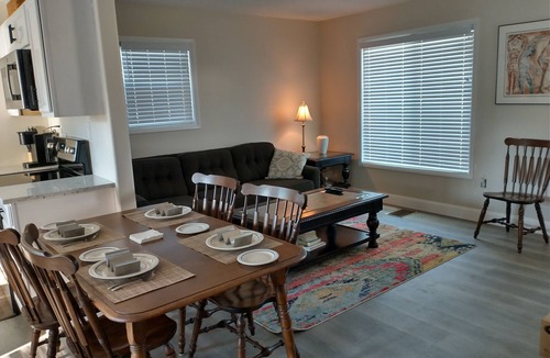 Laurel House | Cheerful modern, minutes to beach