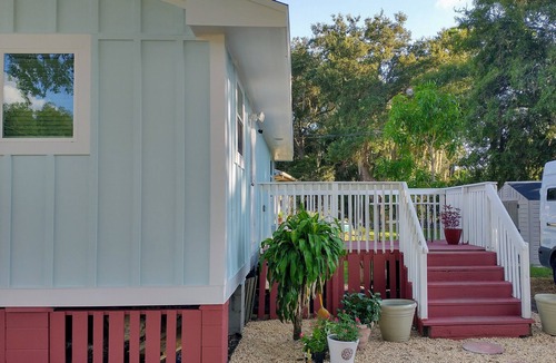 Laurel House | Cheerful modern, minutes to beach