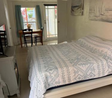 North Miami Beach House | CHEERFUL PRIVATE ROOM 2 MILES AWAY FROM SUNNY ISLES BEACH