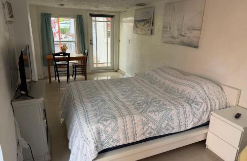 North Miami Beach House | CHEERFUL PRIVATE ROOM 2 MILES AWAY FROM SUNNY ISLES BEACH