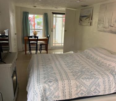 North Miami Beach House | CHEERFUL PRIVATE ROOM 2 MILES AWAY FROM SUNNY ISLES BEACH