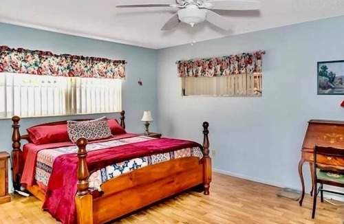 Park Lake Estates House | Cheerful Two-Bedroom Abode with Spacious Parking