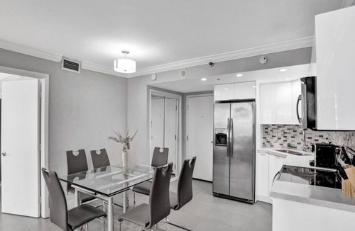 Mid Beach Apartment | Chic 3 Bedroom Condo by the Sea with Resort Amenities, Pools and Gym 715