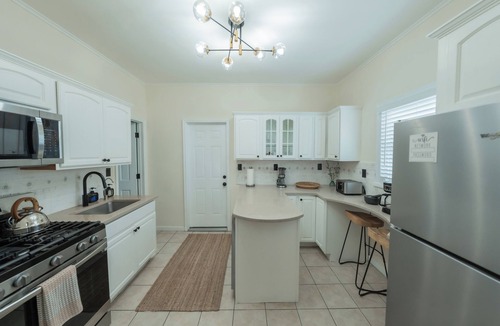 The Heights Apartment | Chic & Comfortable 1 bed apt with Parking. Walking distance JSQ path. Sleeps 4.
