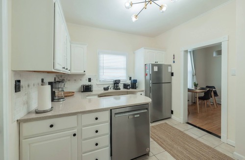 The Heights Apartment | Chic & Comfortable 1 bed apt with Parking. Walking distance JSQ path. Sleeps 4.