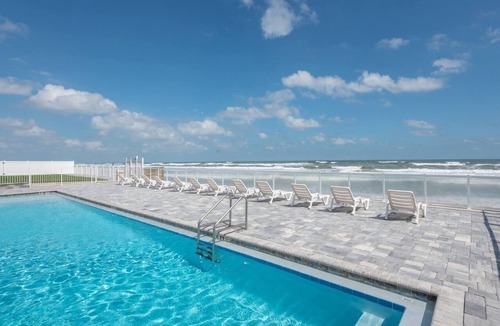 Daytona Beach Shores Condo | Chic Cozy Condo with Stunning Views