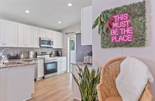 Central Sarasota House | Chic downtown gem-The cocoanut hut , hot tub and bbq night