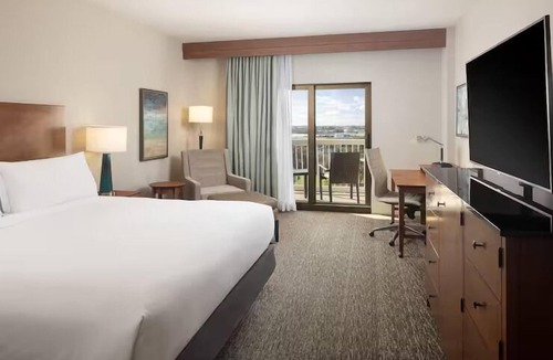 St. Petersburg Hotel | Chic Getaway near Beach & Downtown | Infinity Pool, Spa Services