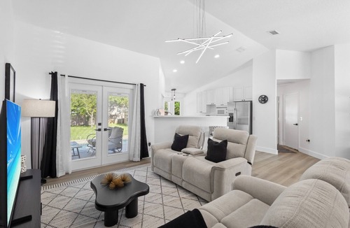 Gulf Gate Estates House | Chic happens 3/2 heated pool 5 min from Siesta