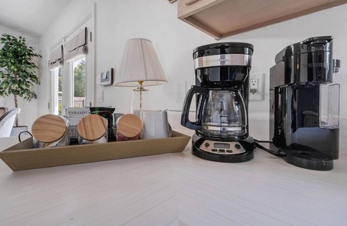 Tallahassee House | Chic Retreat Near Colleges Backyard Games & Events