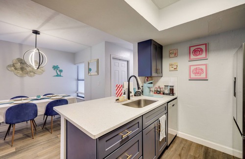 North Beach Apartment | Chic Townhouse w/Hot Tub, 4 Mi to Atlantic Beach!