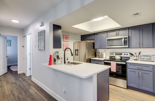 North Beach House | Chic Townhouse w/Hot Tub, 4 Mi to Atlantic Beach!