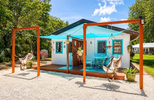 Crystal River Cabin | Cindy's 1-bed Cabin Fire pit 5 min to sister springs