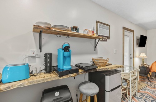 Crystal River Cabin | Cindy's Cabin sleeps 2 min to sister springs Boat parking