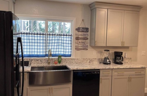 Fellowship House | Cinema Room Private backyard 1.1 Acres 3BR Near WEC, Hospitals & Downtown Ocala