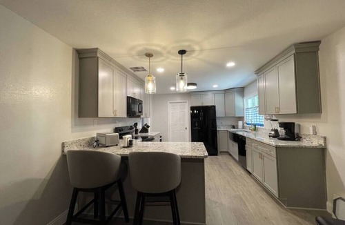 Fellowship House | Cinema Room Private backyard 1.1 Acres 3BR Near WEC, Hospitals & Downtown Ocala