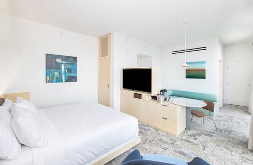 Gainesville Hotel | City View King Room | Near UF Campus & Downtown