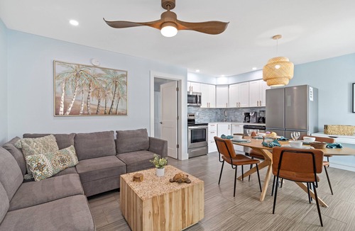 Siesta Key Village House | CJs - Pet Friendly, Located in Siesta Key Village, Steps to Siesta Key Beach!