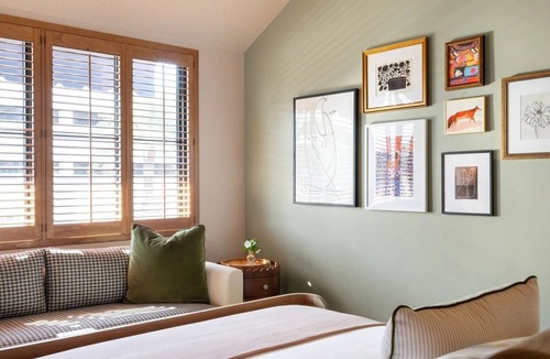 Hyde Park Hotel | Classic Room With Kitchenette In A Shopping Zone, Bring Your Pets!