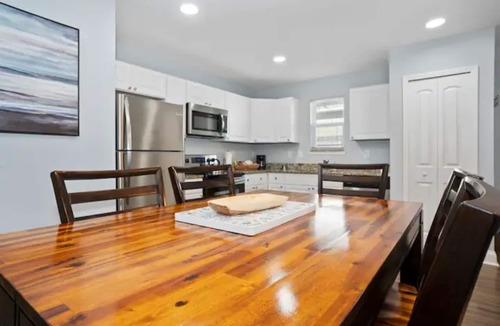 Southside House | Clean, cozy & comfortable modern 3/2 home!
