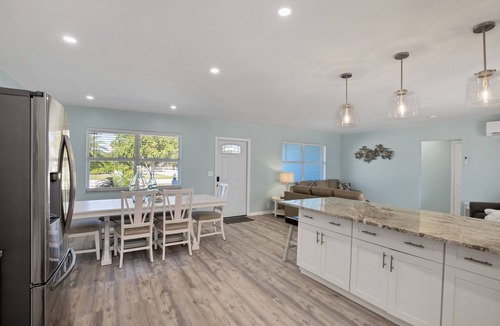 Grove City Apartment | CLEAN,Great Location,Dockage Available,HEATED Pool,3 Units, HUGE Back yard.Apt A