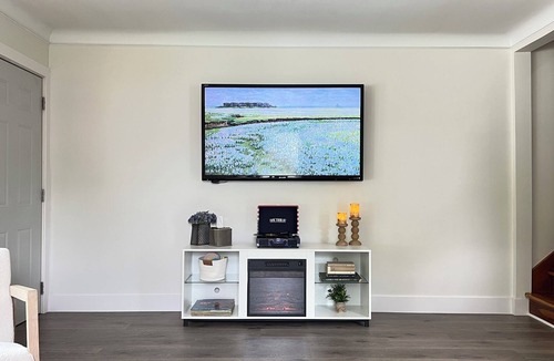 St. Clair House | Clean & Newly Remodeled Duplex Cottage in St. Clair, Walk to Golfing & Boating