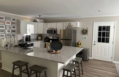 Savannah House | Clean, Quiet, & Cozy, Bungalow Getaway