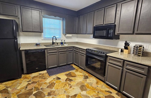 Warner Robins House | Clean, Safe, and Convenient with Ping Pong and FirePit 3 bedroom sleeps 6