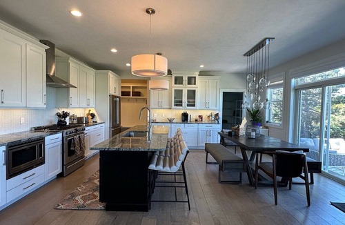 Traverse City House | Clean, Spacious 5BR 3.5 bath home conveniently located in charming Traverse City