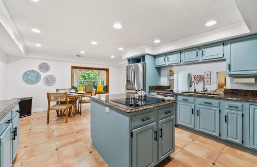 Anona House | CLEARWATER! Beach 2mi, Heated Pool, Spa, Pickleball, MiniGolf, Game Rm, Fire Pit