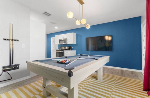 Clearwater House | Clearwater Pickleball, Heated Pool, MiniGolf Oasis! 15 min to beach
