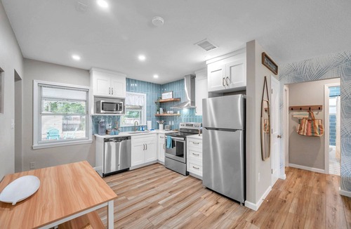 Palm Harbor House | Close to beach, restaurants-Fire pit, games, bikes