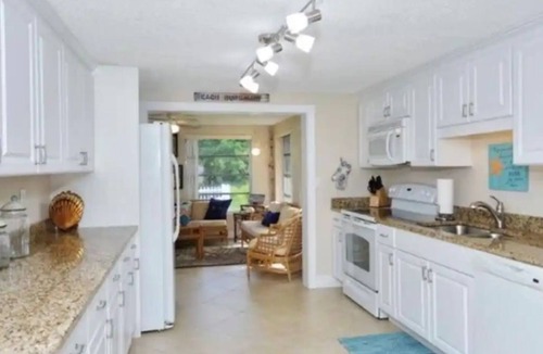 Englewood South House | Close to Beaches, Warm Mineral Springs on a Canal!