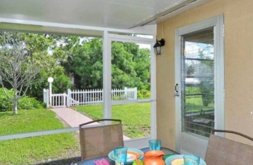 Englewood South House | Close to Beaches, Warm Mineral Springs on a Canal!