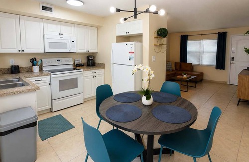 Indian Harbour Beach Apartment | Close to the beach! Pool, gym, BBQ, *no pet fee*, LCO @ 6 pm!