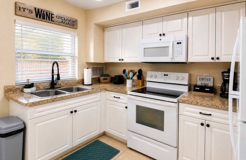 Indian Harbour Beach Apartment | Close to the beach! Pool, gym, BBQ, *no pet fee*, LCO @ 6 pm!