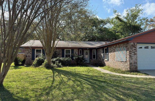 North Northwest Pensacola House | Coastal calm &I-10 convenience: 3BR/2BA beach themed house
