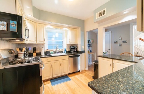 Ventnor City House | Coastal Escape 7-Sleeper W/Deck | Ventnor Beach & Golf Courses Nearby