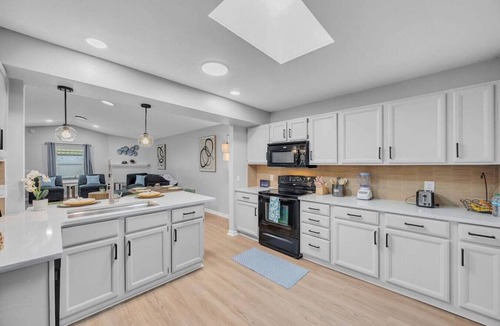 Holiday Harbors House | Coastal Family Retreat | 4 Mi to Jax Beach | Near Mayo Clinic | Game Room & Putting Green