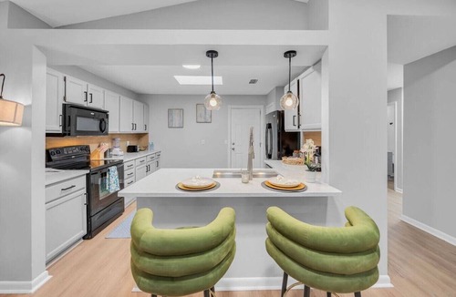 Holiday Harbors House | Coastal Family Retreat | 4 Mi to Jax Beach | Near Mayo Clinic | Game Room & Putting Green