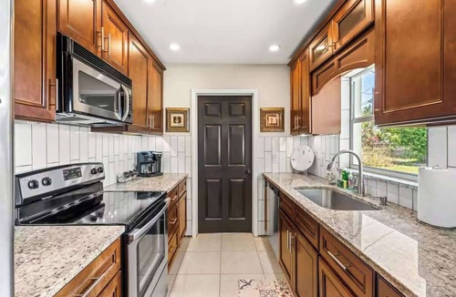 Carlton Groves House | Coastal Home w Heated Pool Near Kennedy| 3BR/2BA