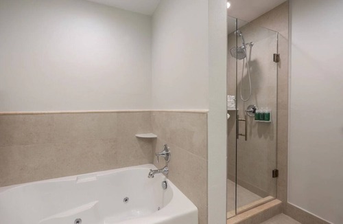 Islamorada Hotel | Coastal Kitchen Pool Gym | 5 mi to Annes Beach | Swim & Relax on Shore