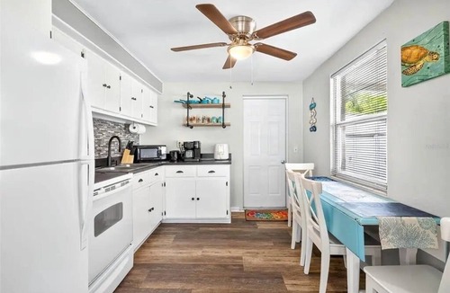 Largo Cottage | Coastal Oasis eight minutes to the beach and close to many parks and activities