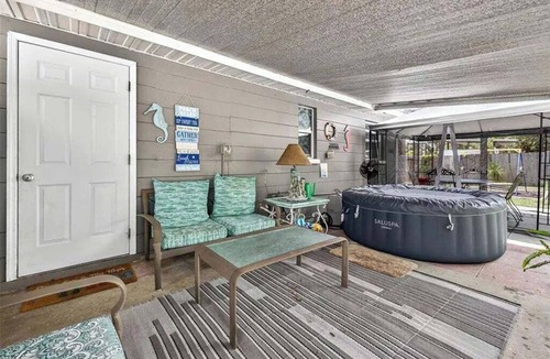 Largo Cottage | Coastal Oasis eight minutes to the beach and close to many parks and activities