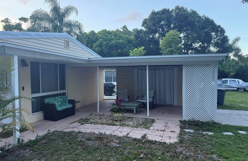 Vero Beach Cottage | Coastal Retreat Pet-Friendly! 5 Mins to Beach & Downtown