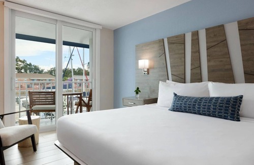 Pinellas Point Hotel | Coastal Vibes Await | Dive into Adventurous Excursions & Tranquil Evenings