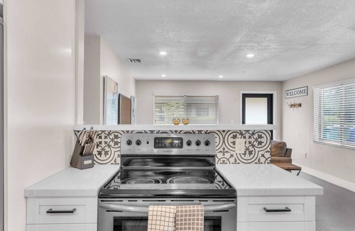 Southwest Coconut Grove House | Coconut Bungalow - Modern 3/1 in Grove Bay