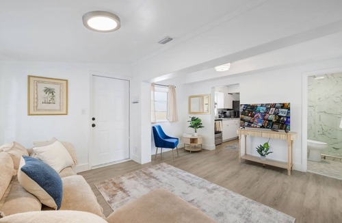 Coral Way House | Coconut Grove Gem | Marble Spa Bath | BBQ Yard