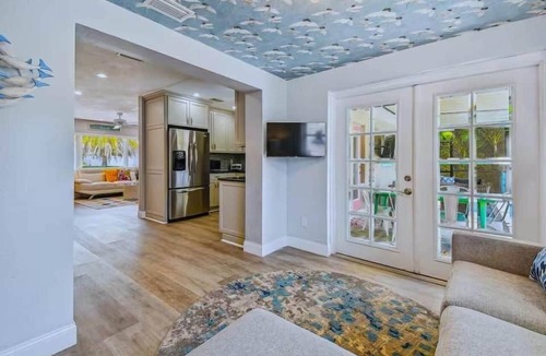 South Pinellas Community Council House | Colorful Pool Paradise w/Bungalow *6 min to Beach